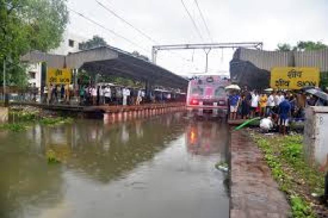 Nagpur-Mumbai Railway Line at Risk Due to Severe Water Leak